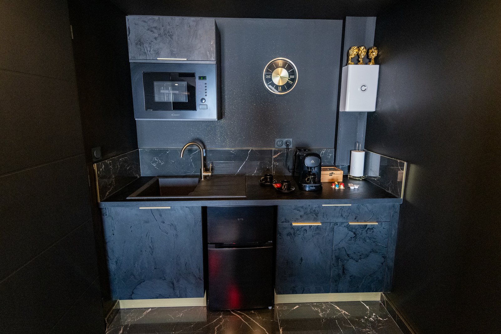 Photo d'une statuette noire et gold